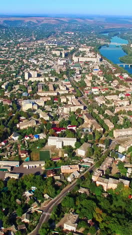 vista aérea de una ciudad junto a un río