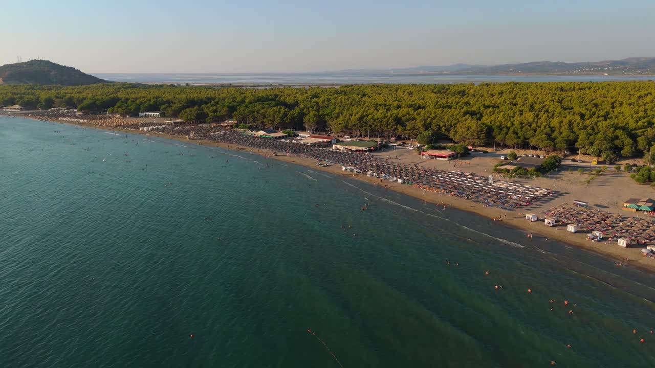 playa de narta en albania con mar claro, hermosa arena, y las casas circundantes, vista aérea