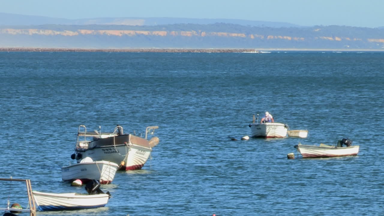 낚시 부두에 주차된 작은 장인 낚시 보트