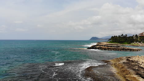 Aerial-footage-of-beautiful-ocean-waves-breaking-upon-Hawaii-shoreline