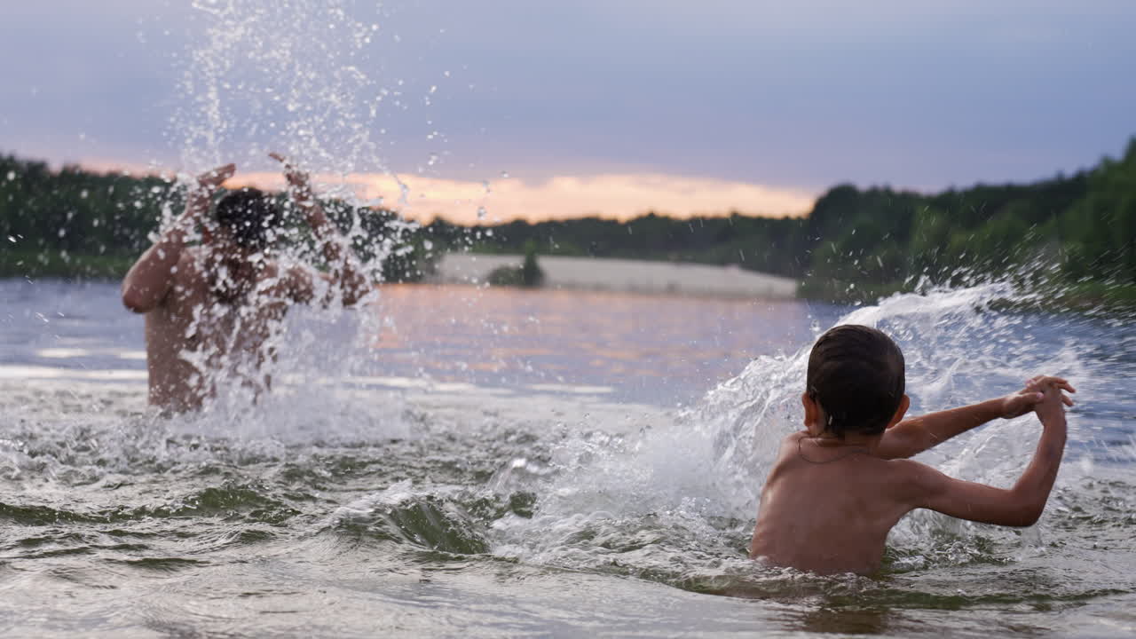 padre e hijos jugando en la playa
