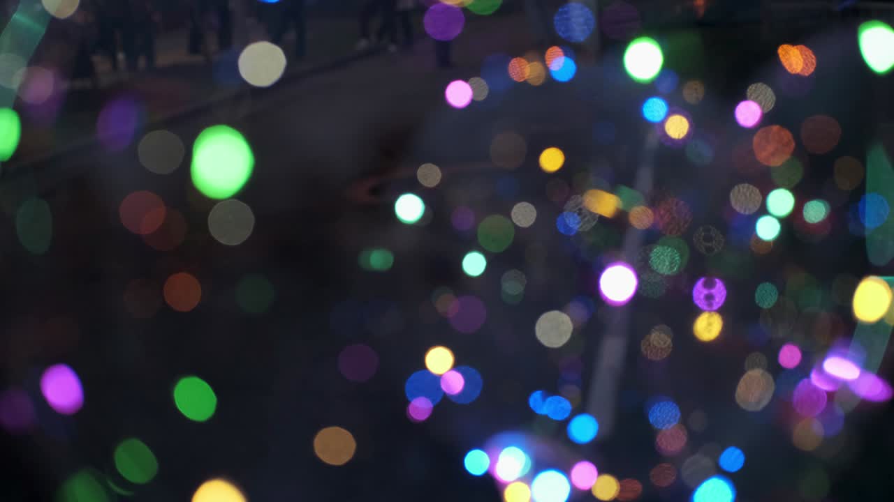 fondo brillante abstracto con luces bokeh coloridas y siluetas de personas en fondo negro