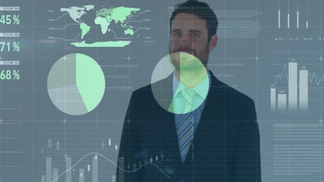 procesamiento de datos estadísticos contra el retrato de un hombre de negocios caucásico con una maleta sonriendo