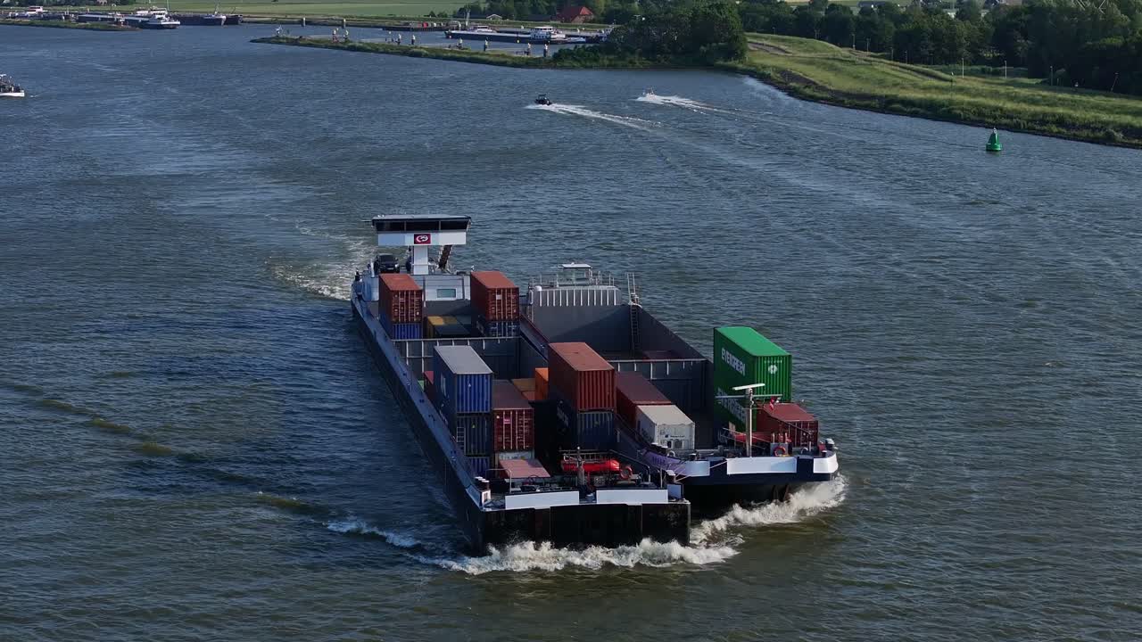 Vessel Marla Duo: connecting global Trade through Gravendeel's waters