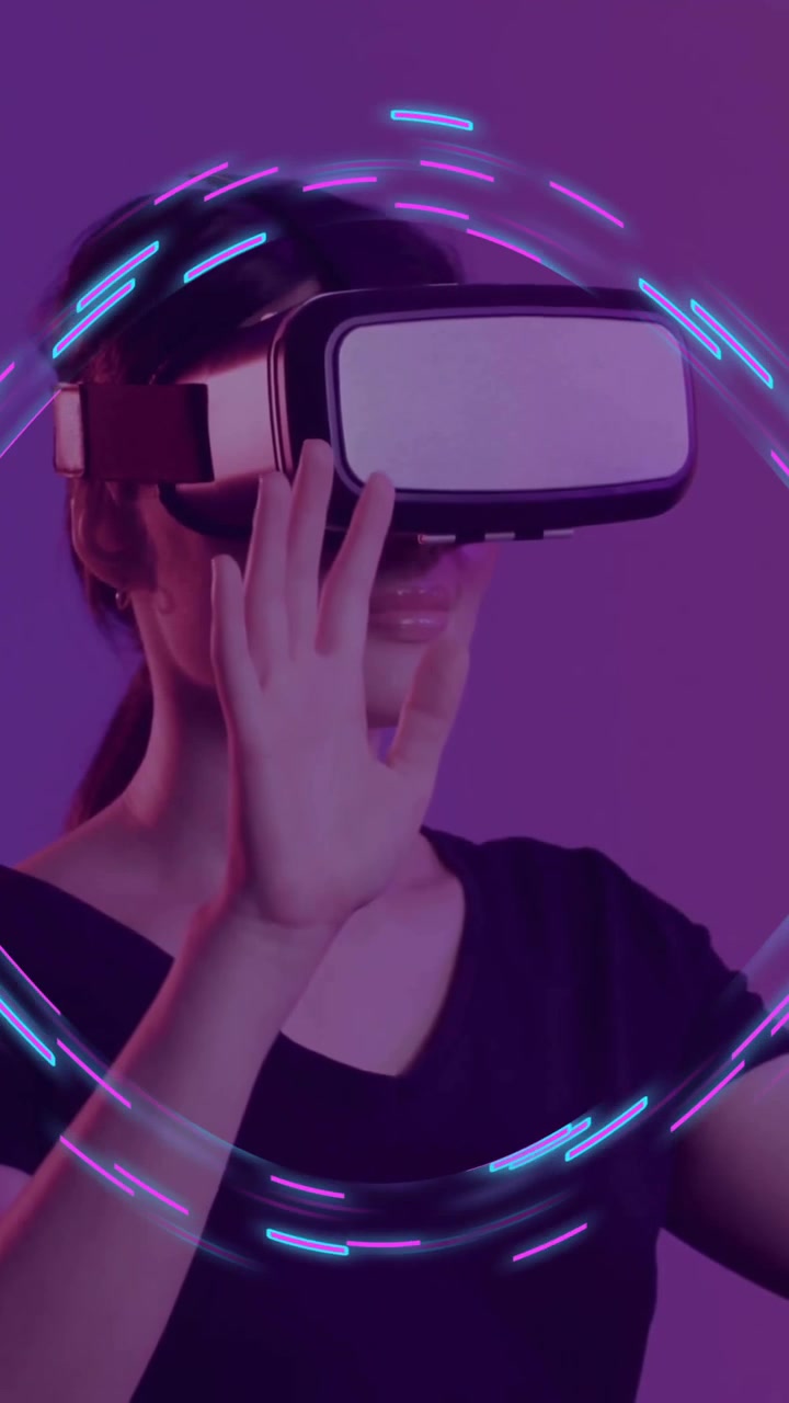Animazione di forme viola in movimento su una donna caucasica che usa un visore VR.