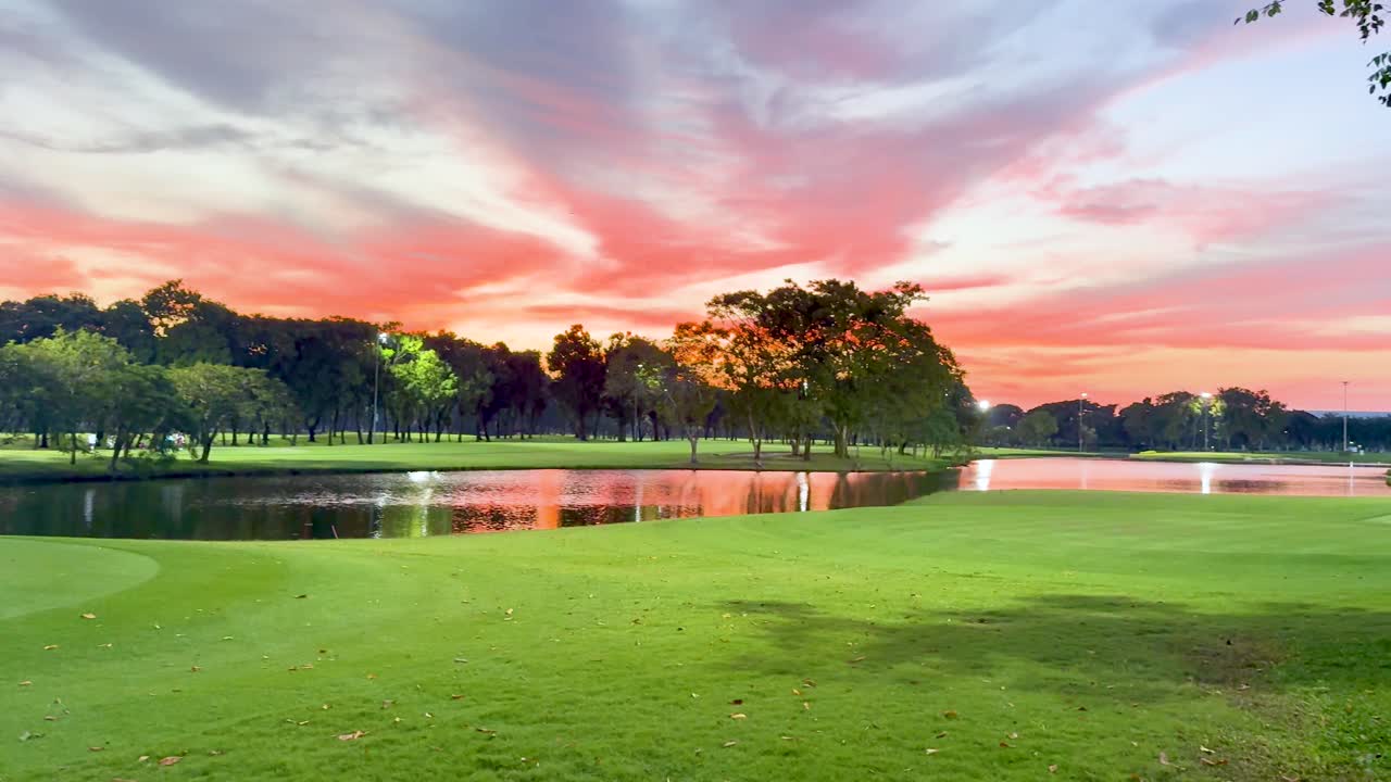 un atardecer vibrante en un sereno campo de golf