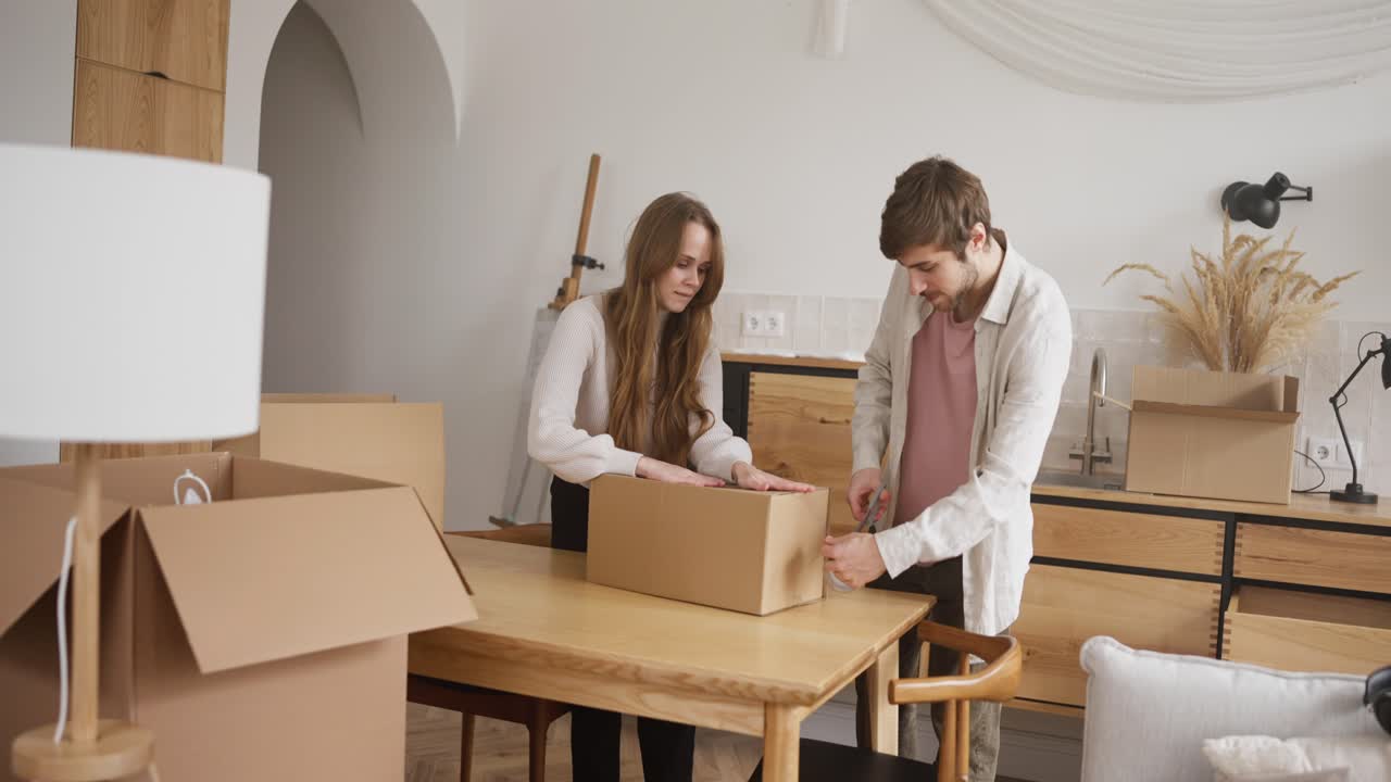 pareja mudándose y empacando