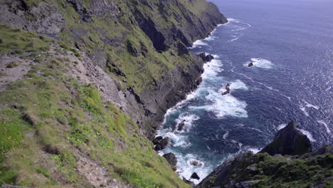 Tiro-Inclinado-Hacia-Arriba-De-Los-Acantilados-De-Kerry-En-El-Anillo-De-Kerry,-Irlanda-En-4k