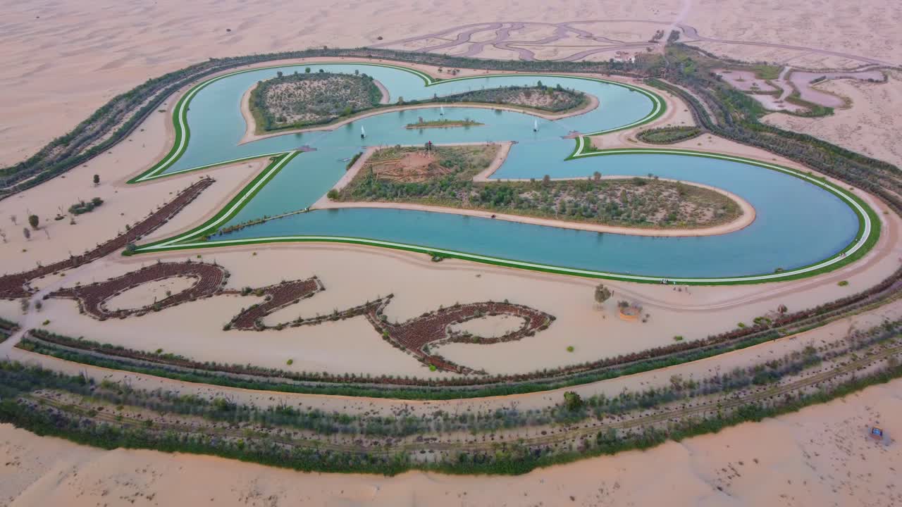 impresionante vista aérea del lago del amor y el desierto de arena en el oasis de al qudra, dubai