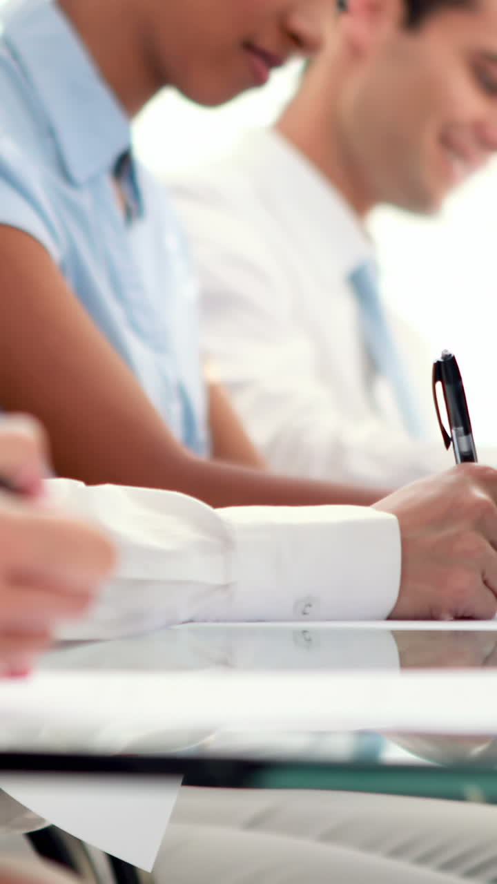 gente de negocios escribiendo en papel en el centro de llamadas