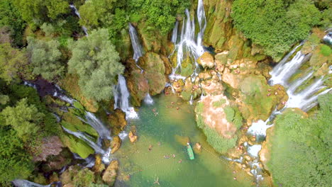 Luftaufnahme-Des-Kravica-wasserfalls-Mit-üppiger-Grüner-Vegetation-In-Bosnien-Und-Herzegowina