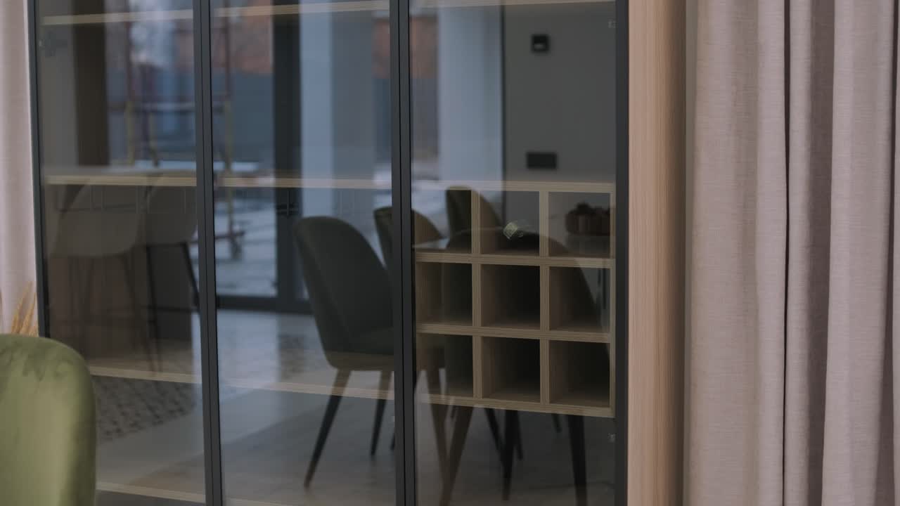 la mano de una mujer activando la iluminación táctil integrada en un armario de vino moderno, destacando la tecnología y el diseño sin costuras en un entorno contemporáneo