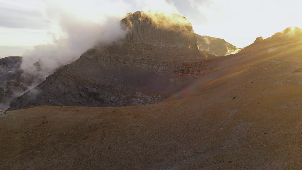 Veduta aerea con drone della natura e del paesaggio montano dell'Altopiano delle Muse sul Monte Olimpo, Grecia.