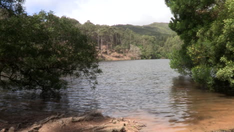 Mule-River-Damm-Mit-Den-Hügeln-Und-Der-Vegetation-Um-Ihn-Herum