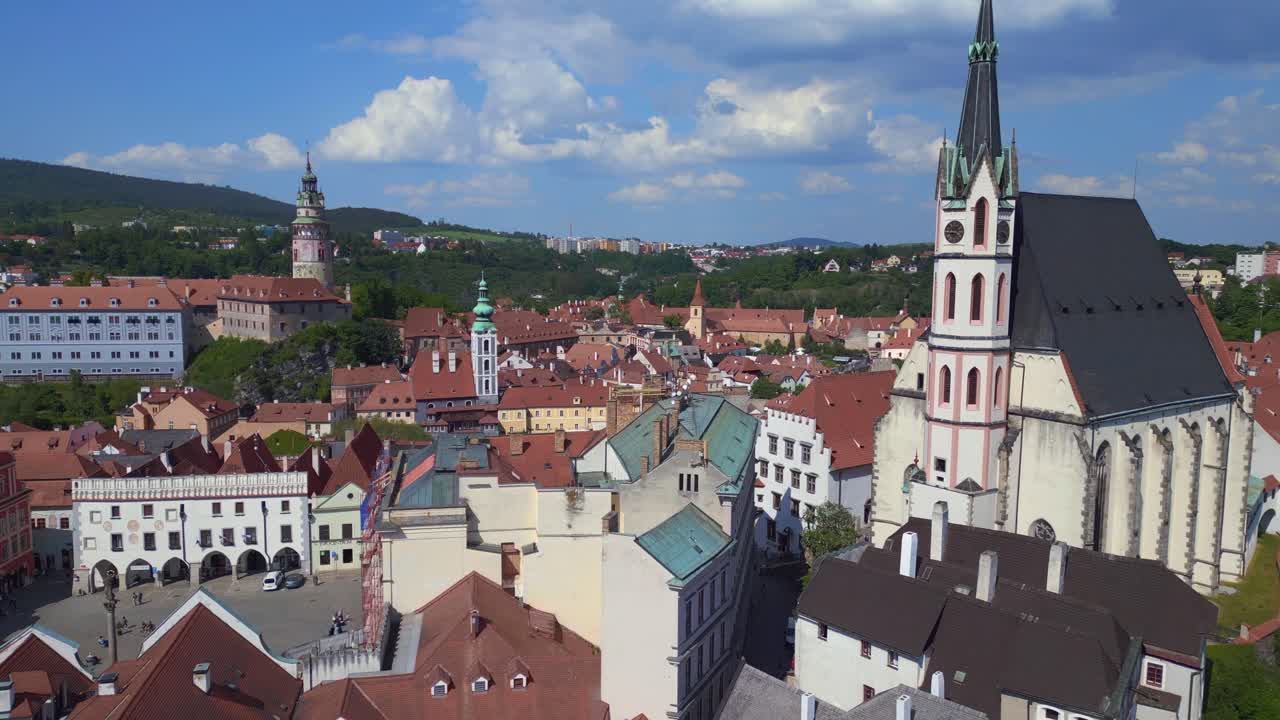 Katedral kilise kulesi muhteşem havadan görünüm uçuşu, Çek Cumhuriyeti tarihi Cesky Krumlov Vltava nehri, 2023 yazında, Bohemya'da dünya mirası.