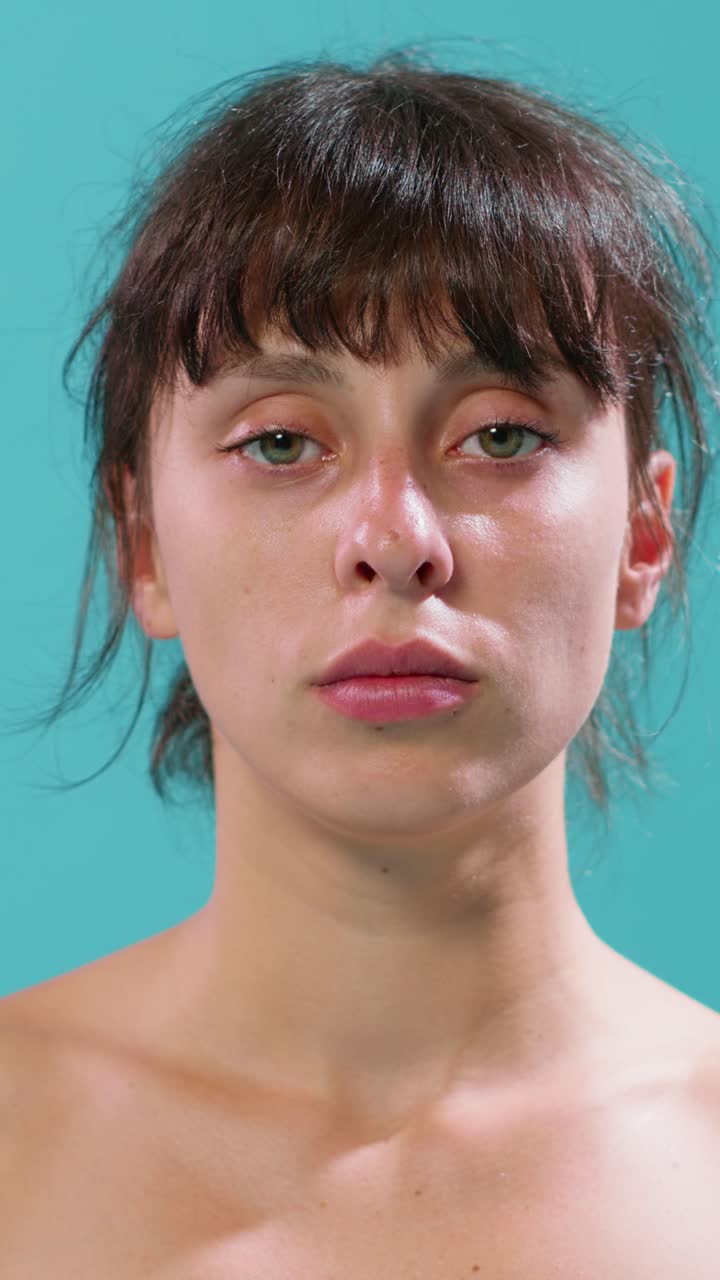 Ritratto di una donna bruna con gli occhi chiusi