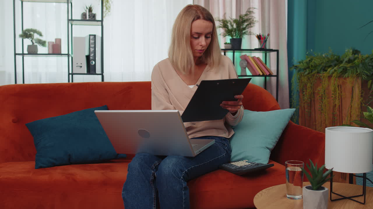 joven mujer de negocios que trabaja con computadora portátil y documentos, planea gastos presupuesto en casa