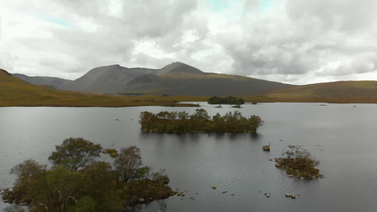 Drohnenaufnahme über Lochan na h-Achlaise, mit Bergen im Hintergrund.