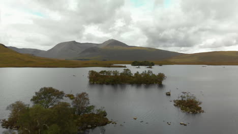 disparo de drones volando sobre lochan na h-achlaise con montañas en el fondo