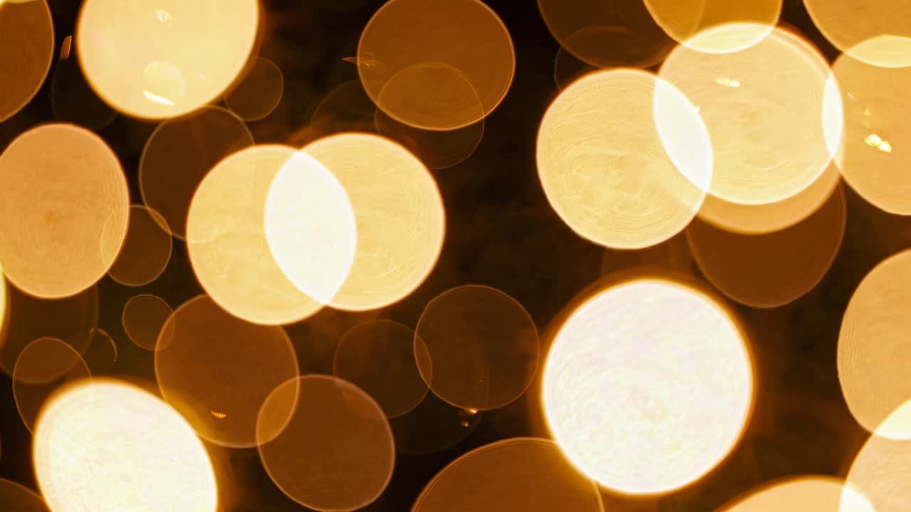 Abstrakter Videohintergrund mit Bokeh-Effekt, mit weichen, leuchtenden Kreisen in warmen Farbtönen