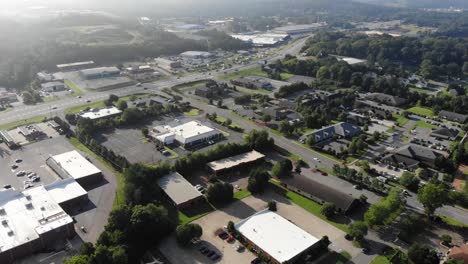 Cartersville,-Georgia-early-morning-traffic-and-commuters-during-misty-sunrise