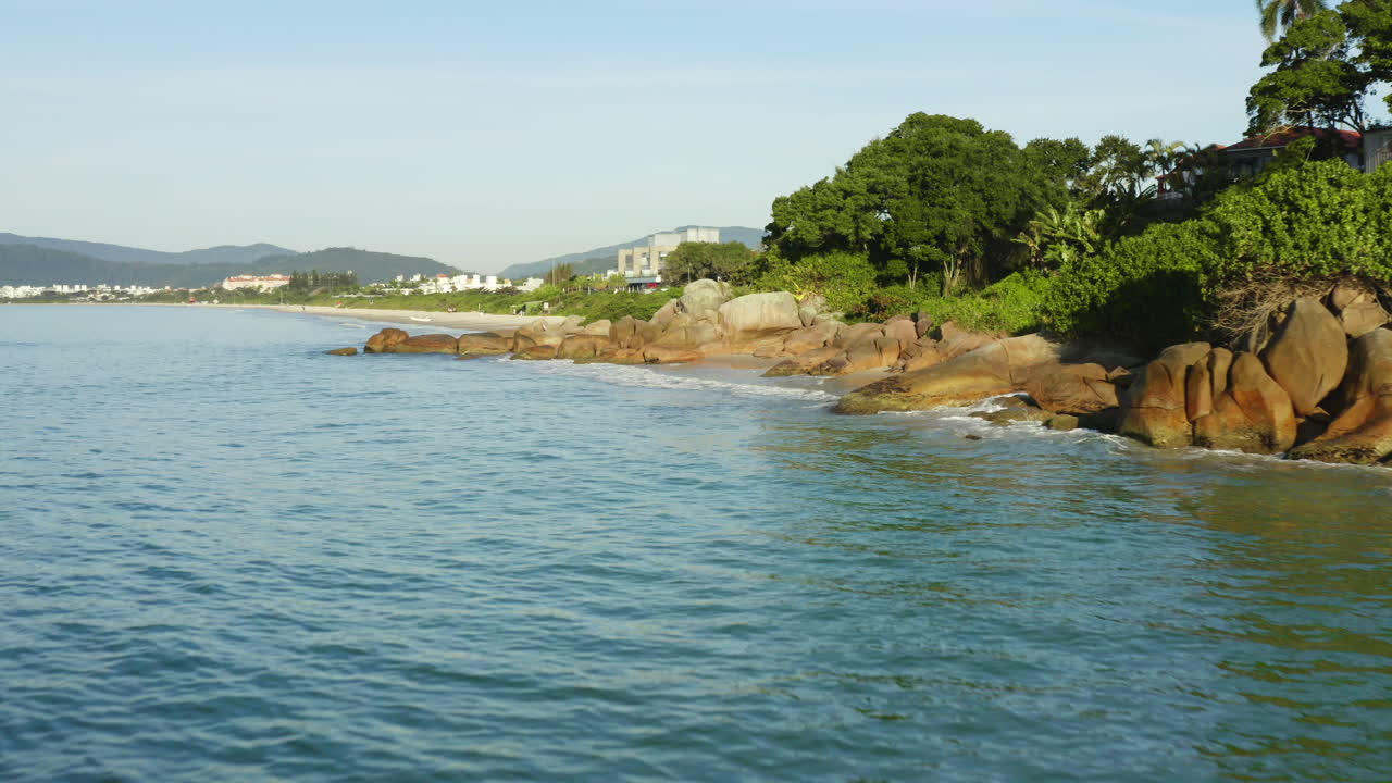 vista aérea de drones de la playa internacional de jurere, santa catarina, brasil