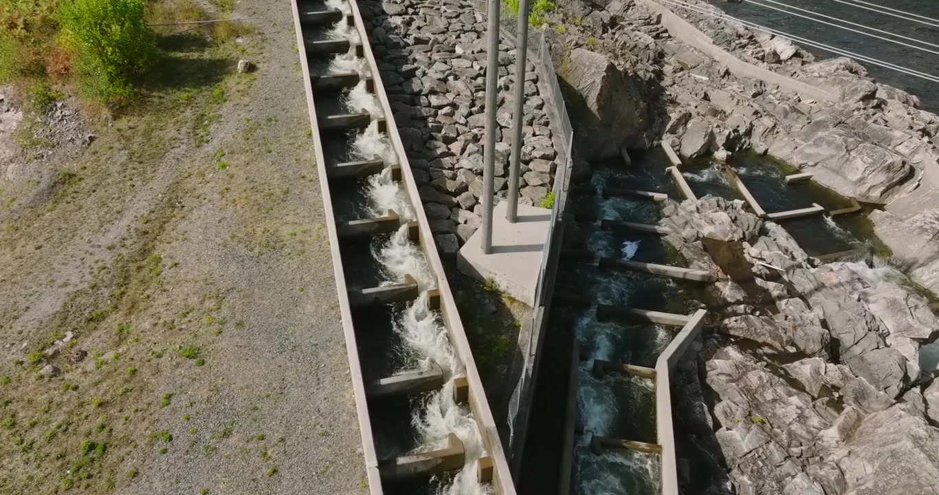 Vista aerea dell'infrastruttura idrica a Rykene con chiuse a cascata al rallentatore