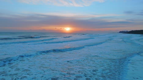 Sandsend-In-Der-Nähe-Von-Whitby-Gedämpfter-Sonnenaufgang,-April-2022---Luftdrohne-Schiebt-Sich-An-Die-Küste-Vor