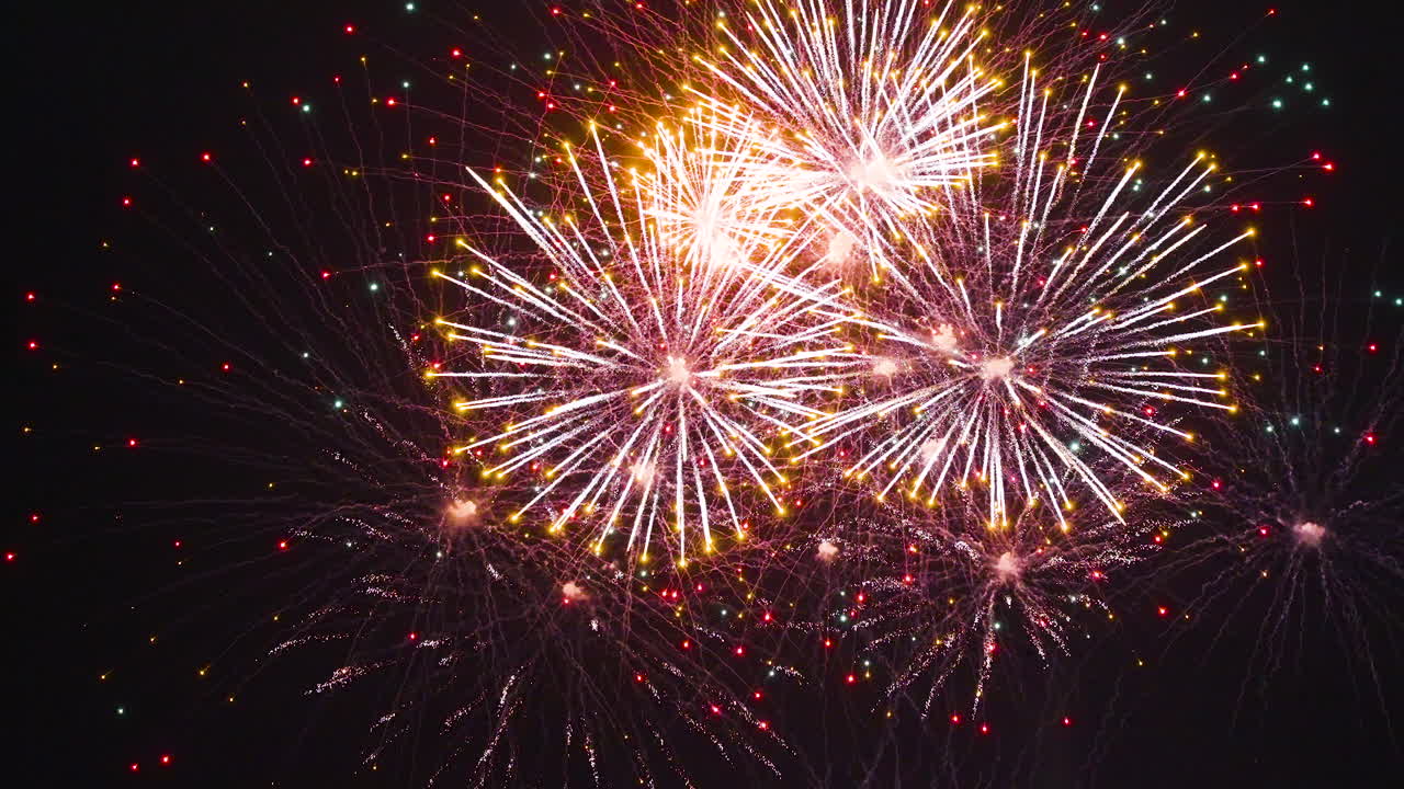 espectáculo de fuegos artificiales coloridos en el cielo nocturno