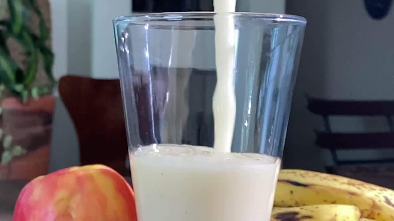 beber una bebida líquida natural, una dieta frutal orgánica saludable, una cámara lenta