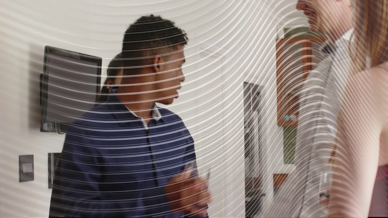 Mulher de vestido vermelho falando com um homem, chegada de mala causando aperto de mão, turbilhão obscurecendo cena de hotel