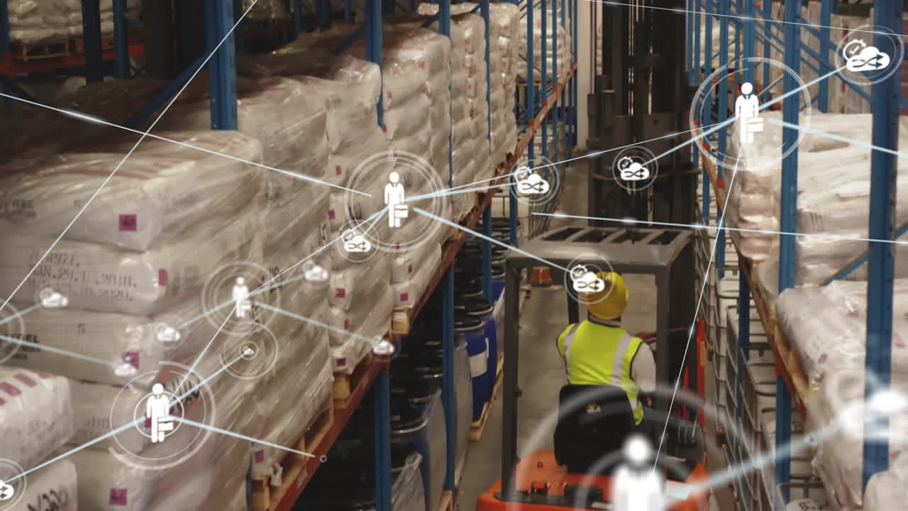 animación de la logística del almacén y las conexiones de red sobre el trabajador que opera la carretilla elevadora