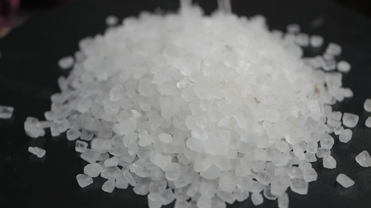 粗めの白い海塩を注ぐ