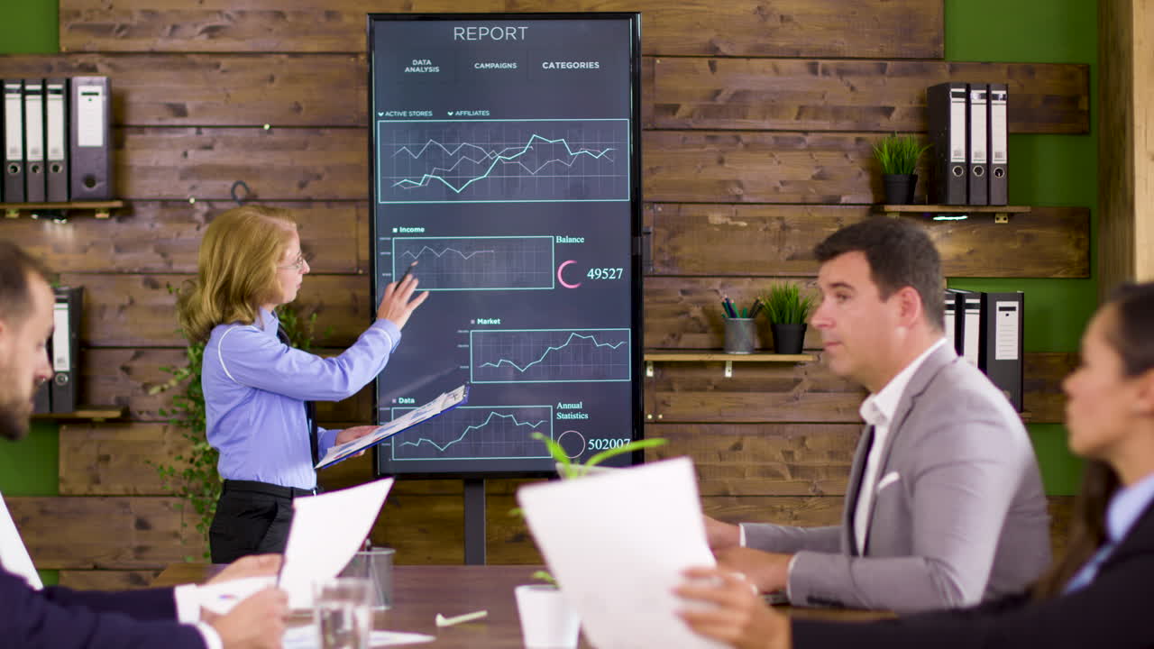 ejecutiva femenina teniendo una reunión informativa con su joven equipo