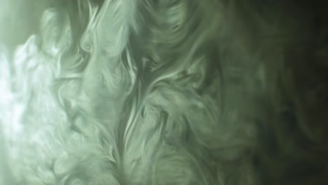 cámara lenta de efecto de flujo de humo blanco realista, nube de humo de vape en rayos de luz ásperos, remolino de neblina, fondo conceptual, primer plano