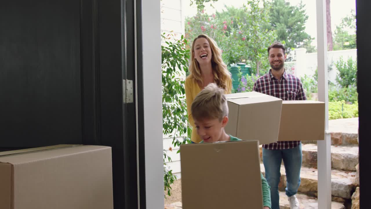 familia con cartón, cajas que entran en un hogar cómodo 4k