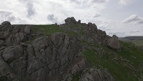 Luftaufnahme-Des-Wilson-Creek-Trail-Außerhalb-Der-Owyhee-Wüste-Im-Frühen-Frühling-Mit-Wachsendem-Grünem-Gras