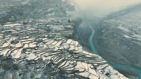 파키스탄 북부 카리마바드 자 (karimabad hunza) 의 아름다운 눈 인 산과 파란 물이 있는 계곡의 영화적 영상