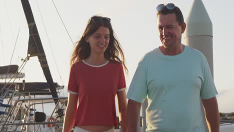 vista frontal de un hombre caucásico y su hija adolescente disfrutando del tiempo