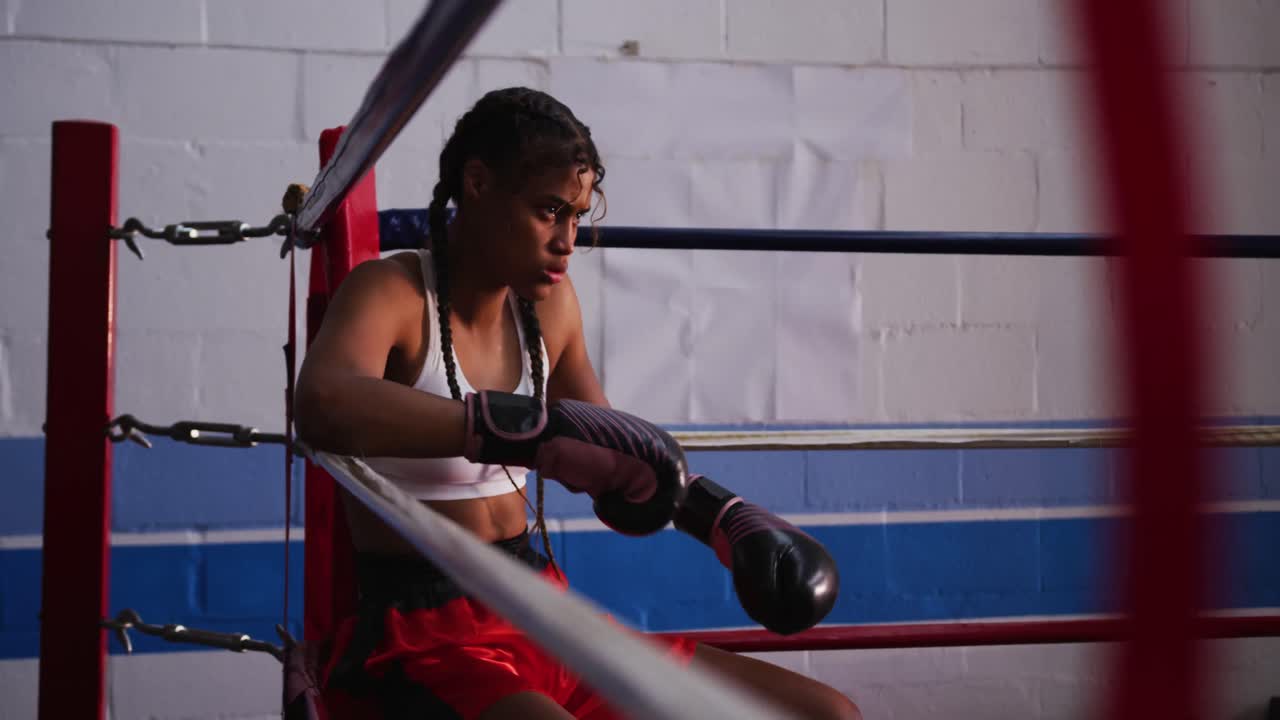 Donna di etnia mista in una palestra di boxe