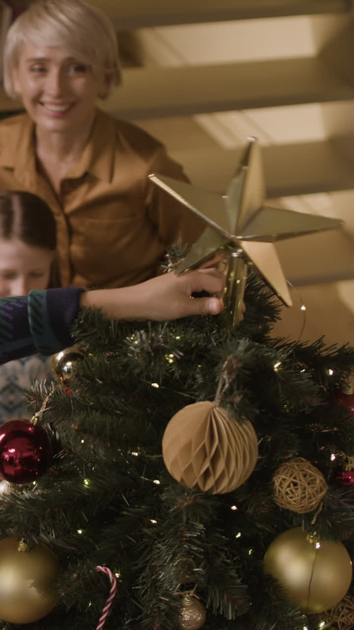 familia decorando el árbol de Navidad