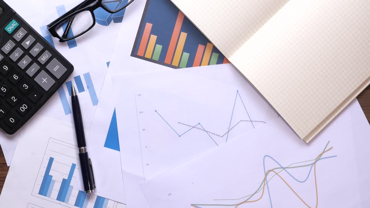 documentos de negocios y gráficos en un escritorio