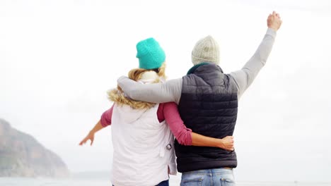 pareja de pie con los brazos extendidos