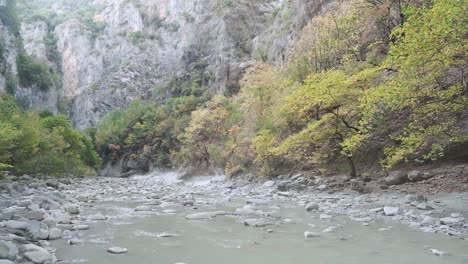 caminata fluvial en el cañón lengarica y baños termales de benja permet