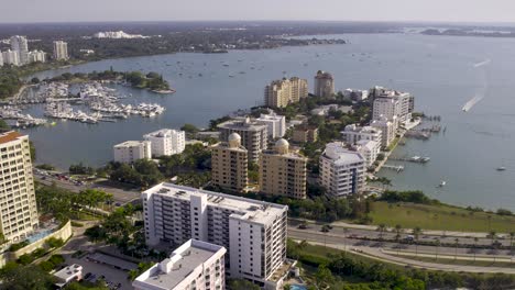 Vista-Aérea-Del-Hotel-Ritz-Carlton-Y-Del-Distrito-Golden-Gate-En-El-Centro-De-Sarasot,-Florida