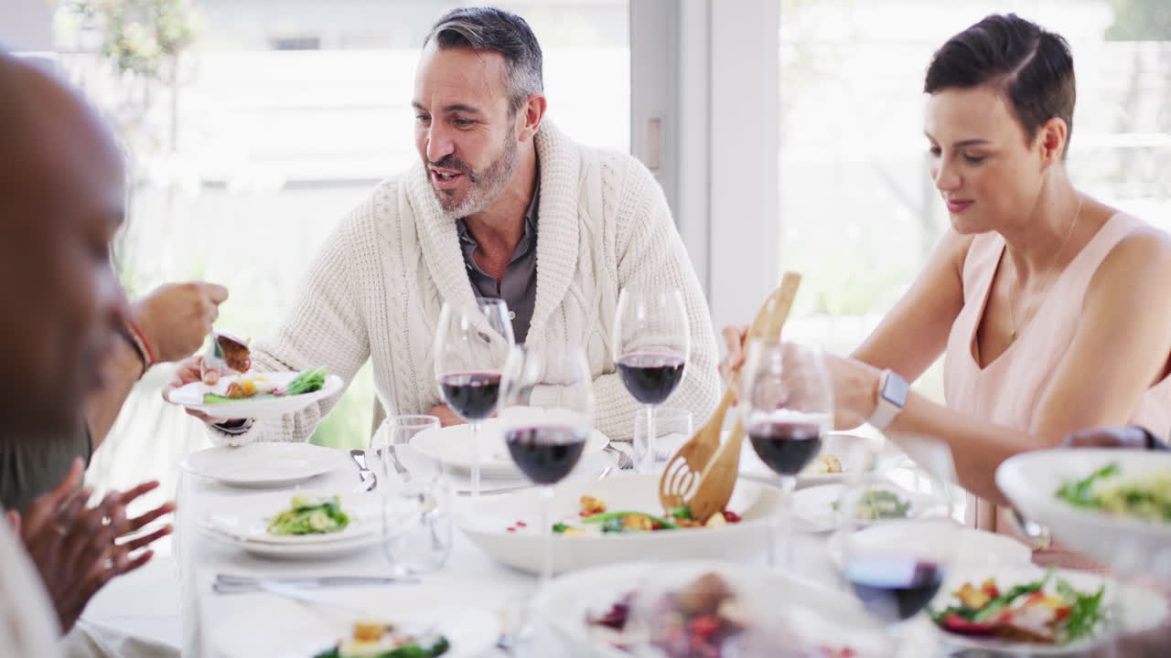 amigos disfrutando de una comida juntos