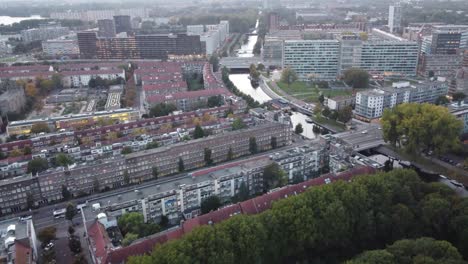 Vista-Aerea-De-Amsterdam,-Holanda,-Se-Pueden-Ver-Los-Canales-Y-La-Arquitectura-De-Sus-Casas-Tipicas