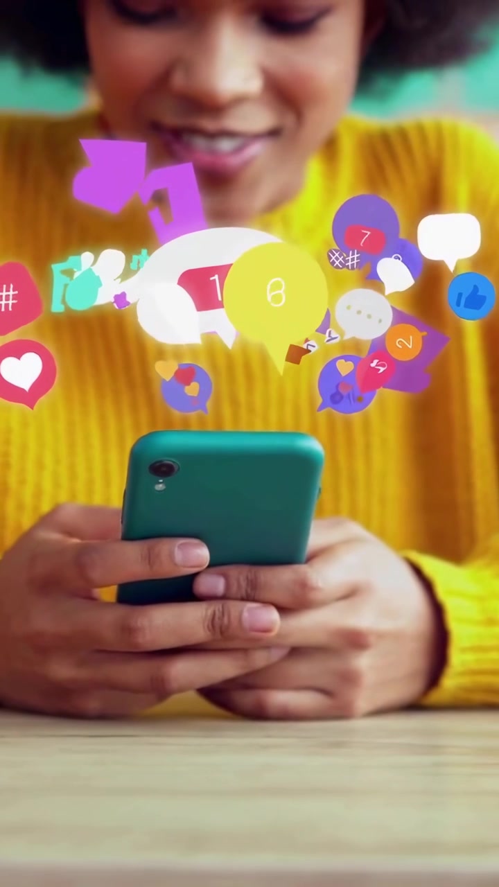 Mujer joven recibiendo notificaciones de redes sociales en un smartphone
