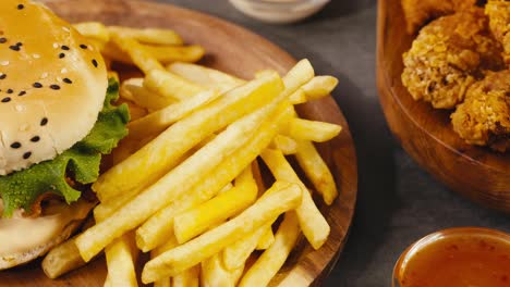 hamburguesa y papas fritas.