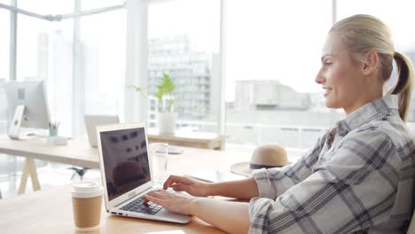 mujer de negocios trabajando en una computadora portátil